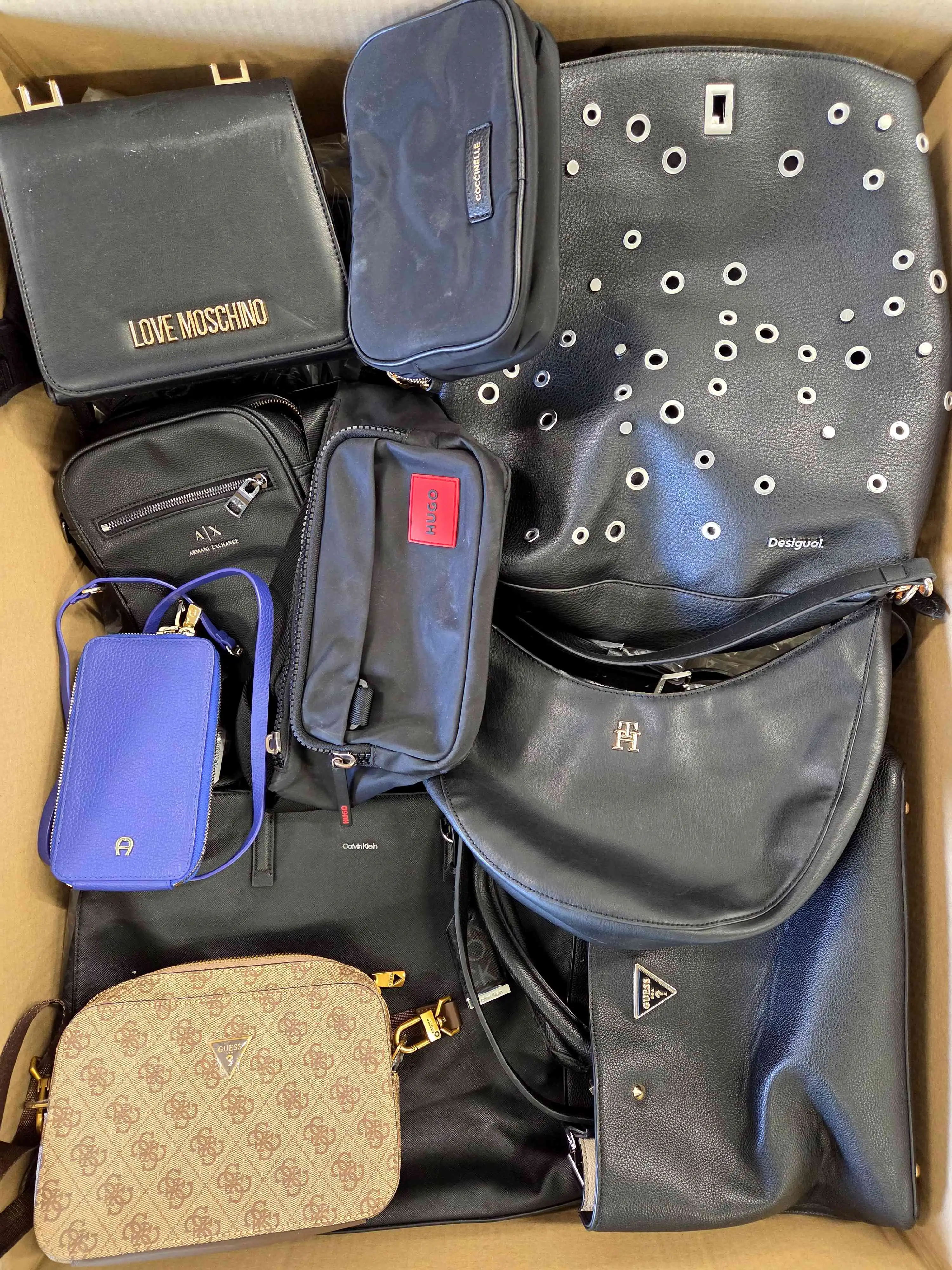 HD201 3 The picture shows a package with accessories in the category HD.