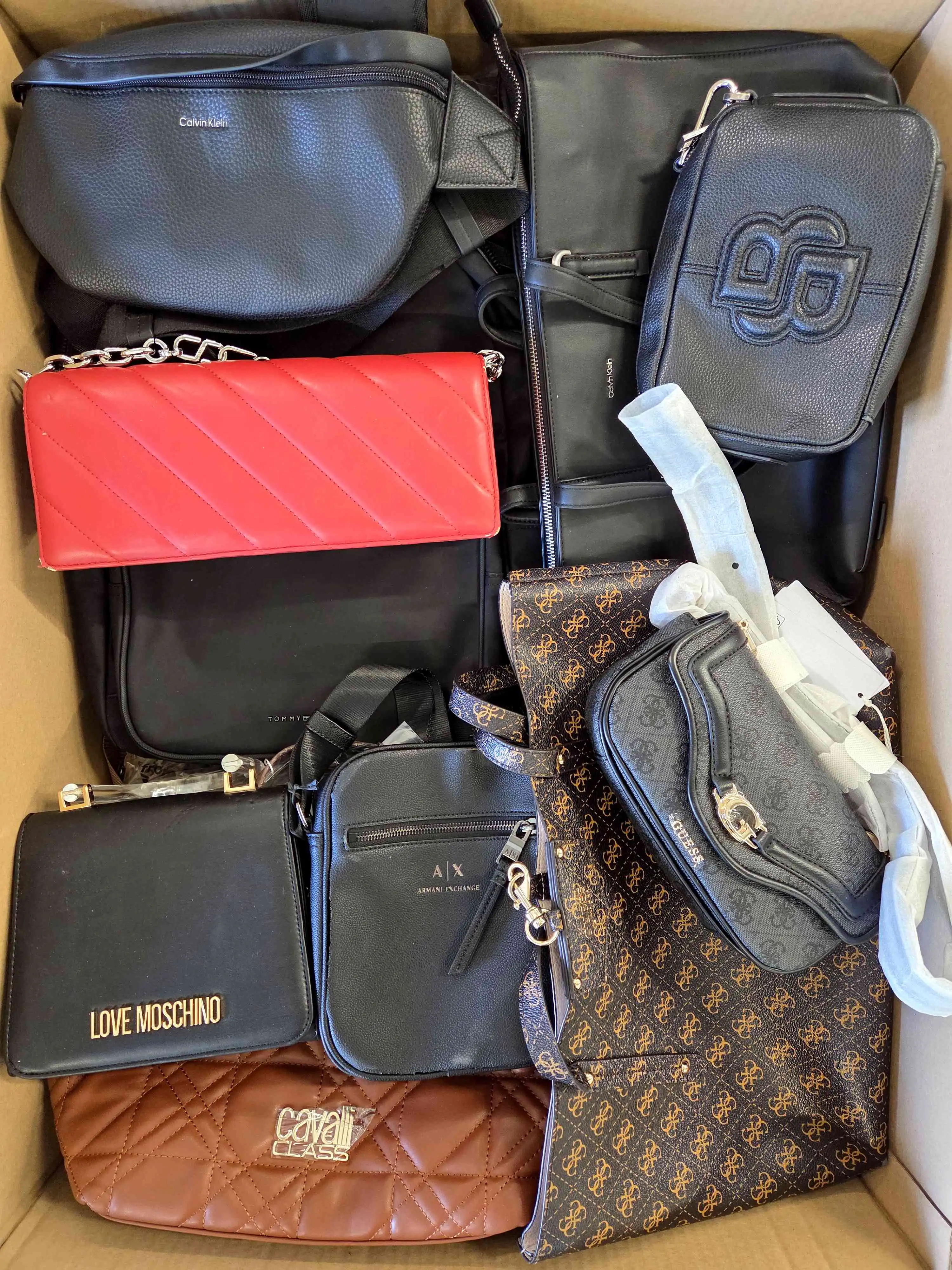 HD202 3 The picture shows a package with accessories in the category HD.