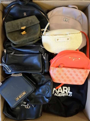 The picture shows a package with accessories in the category HD.
