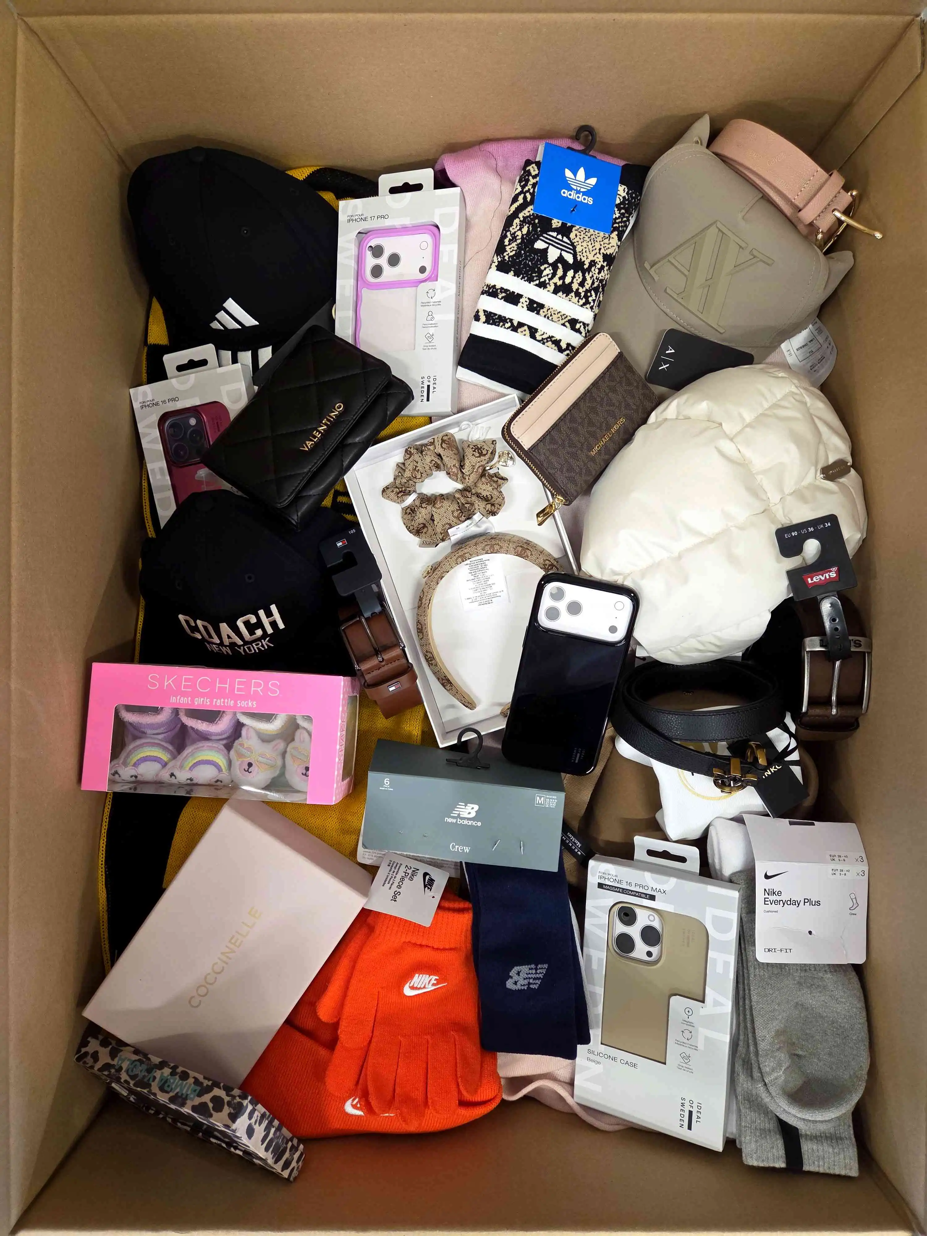 AB204 3 The picture shows a package with accessories in the category AB.