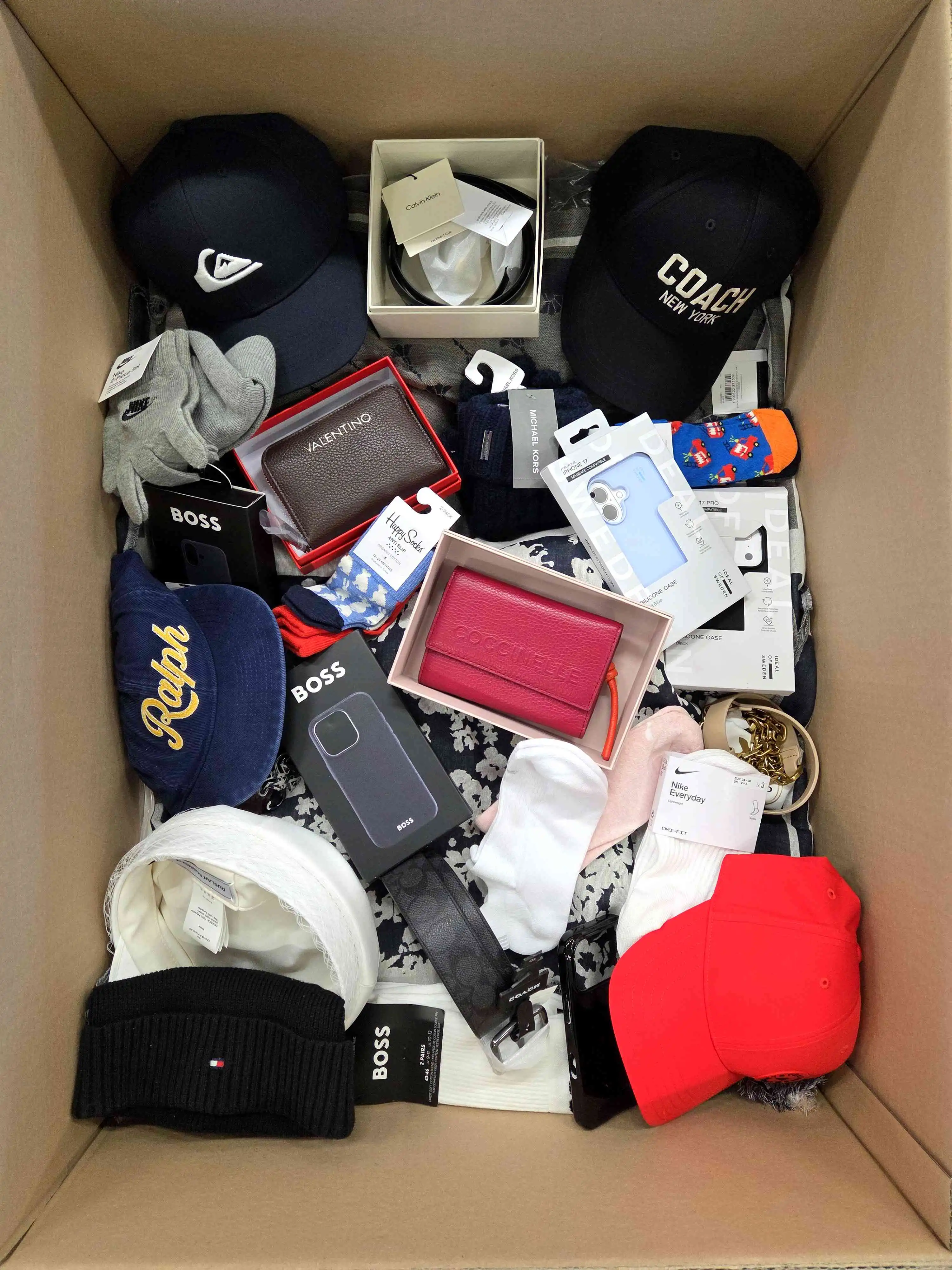 AB208 3 The picture shows a package with accessories in the category AB.