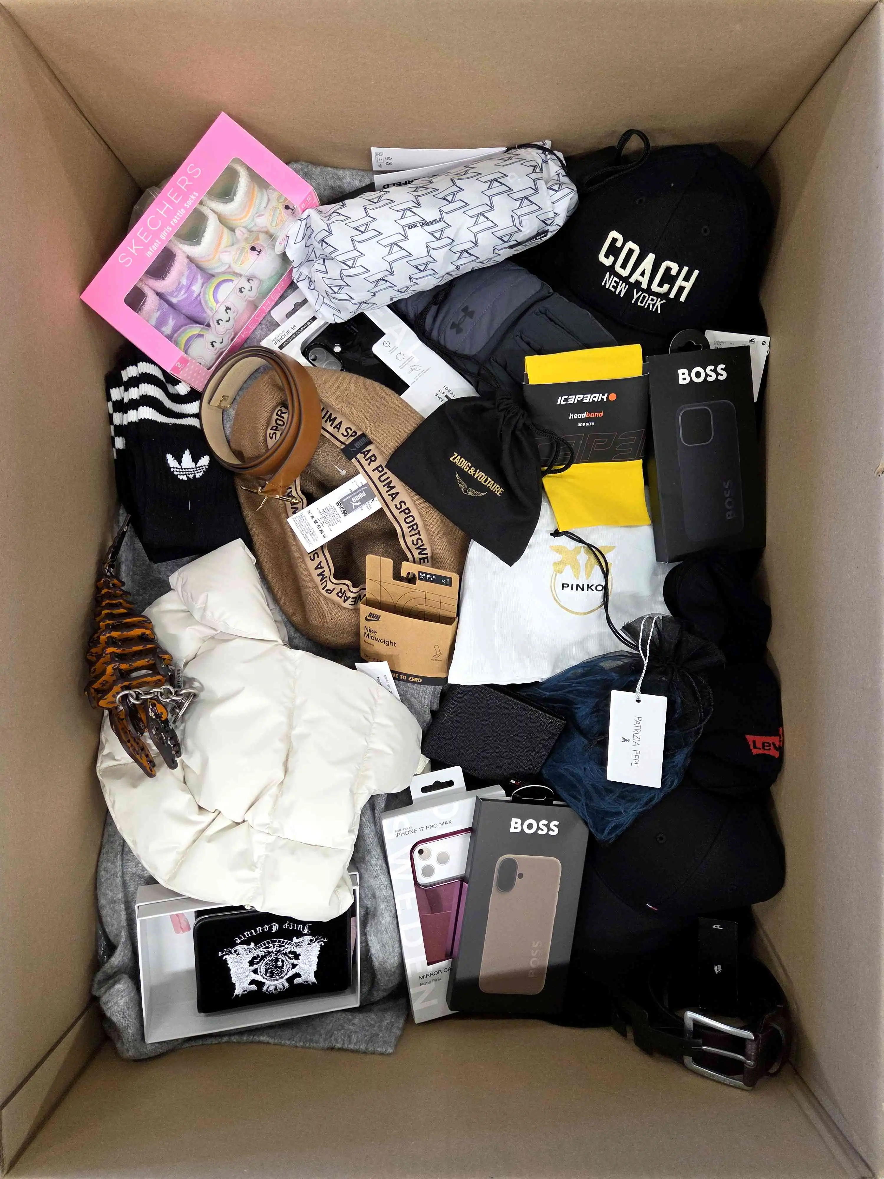 AB236 3 The picture shows a package with accessories in the category AB.