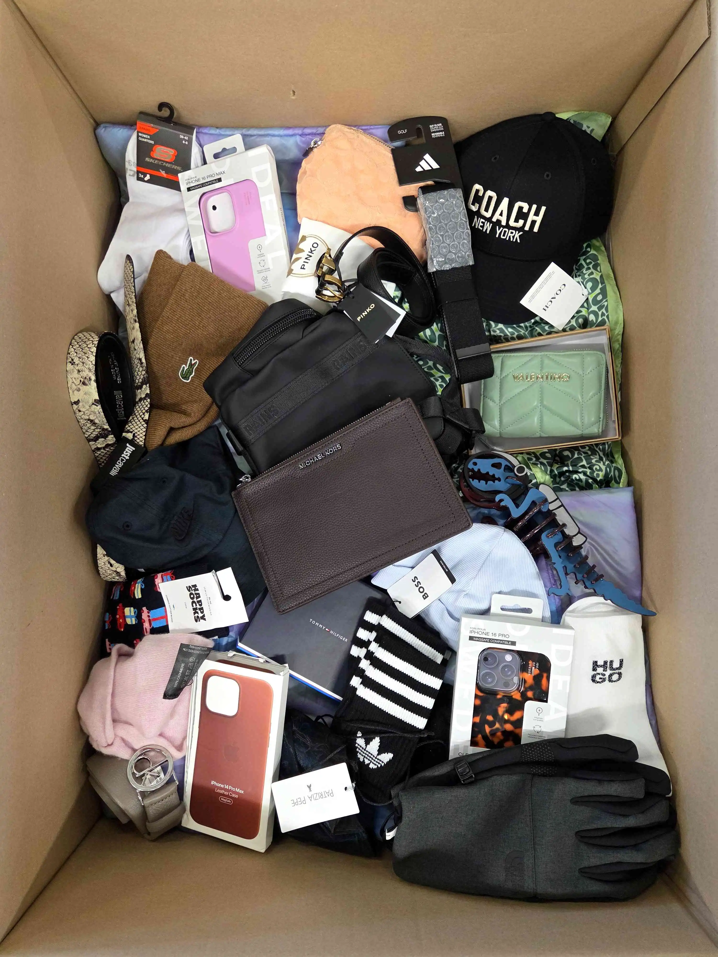 AB237 3 The picture shows a package with accessories in the category AB.