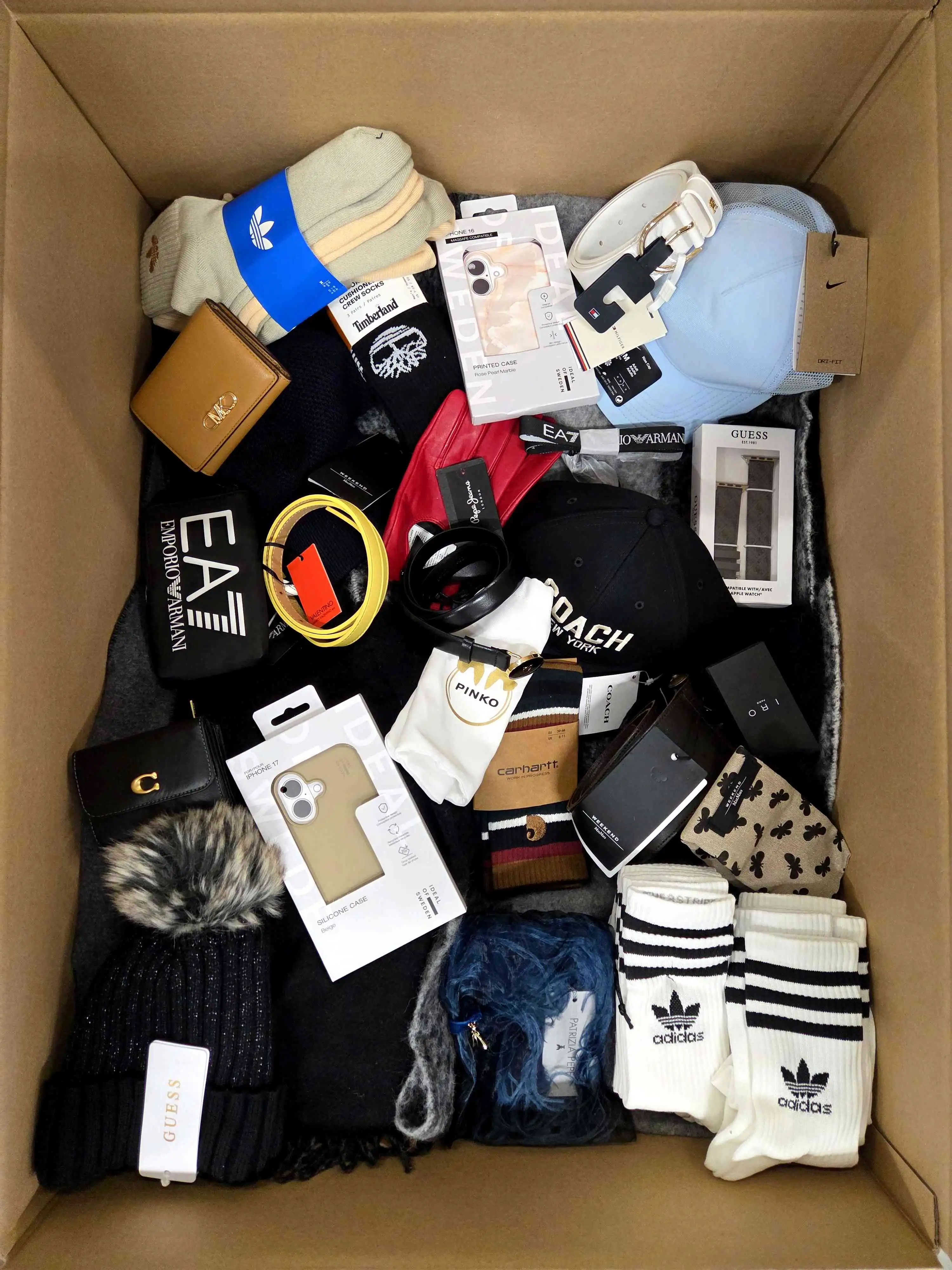 AB245 3 The picture shows a package with accessories in the category AB.