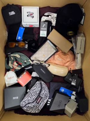 The picture shows a package with accessories in the category AA.