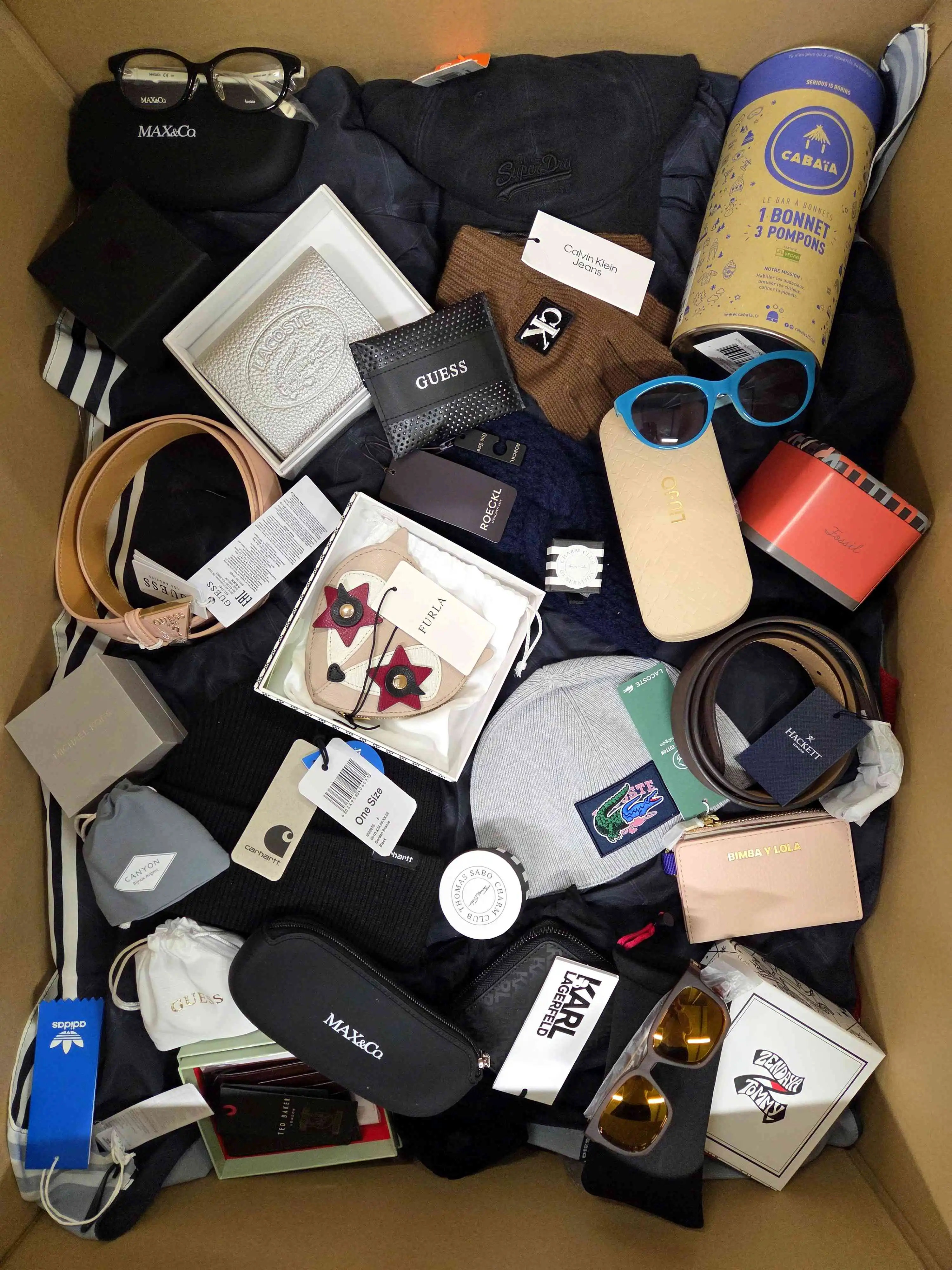 AA288 3 The picture shows a package with accessories in the category AA.