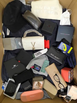 The picture shows a package with accessories in the category AA.