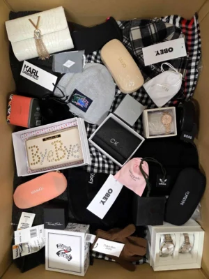 The picture shows a package with accessories in the category AA.
