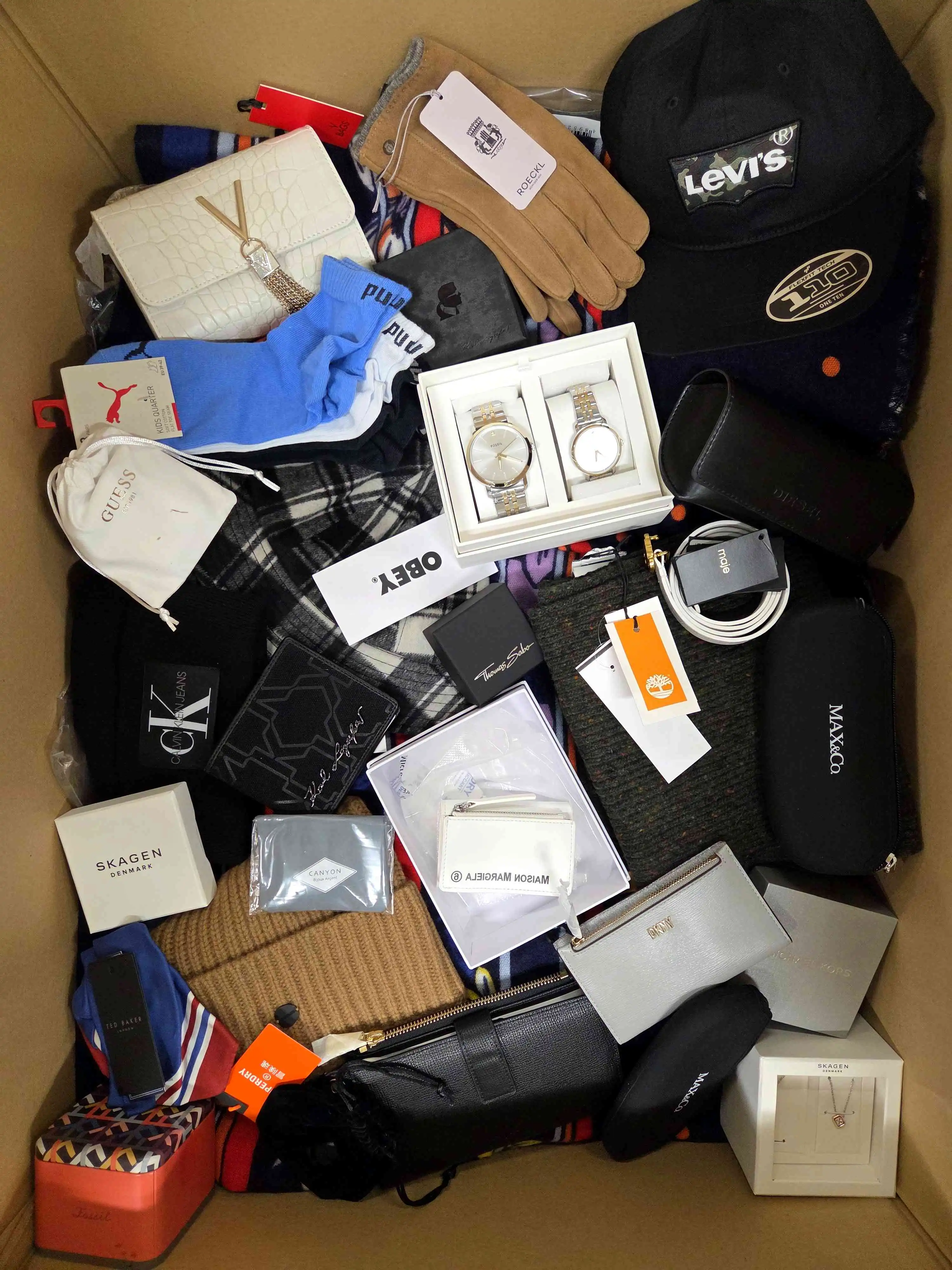 AA291 3 The picture shows a package with accessories in the category AA.