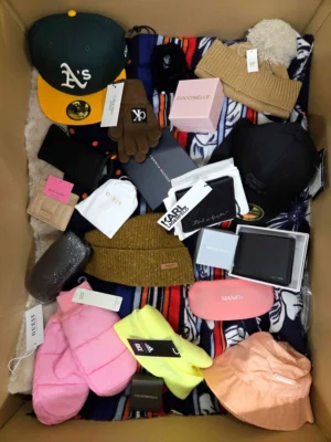 The picture shows a package with accessories in the category AA.