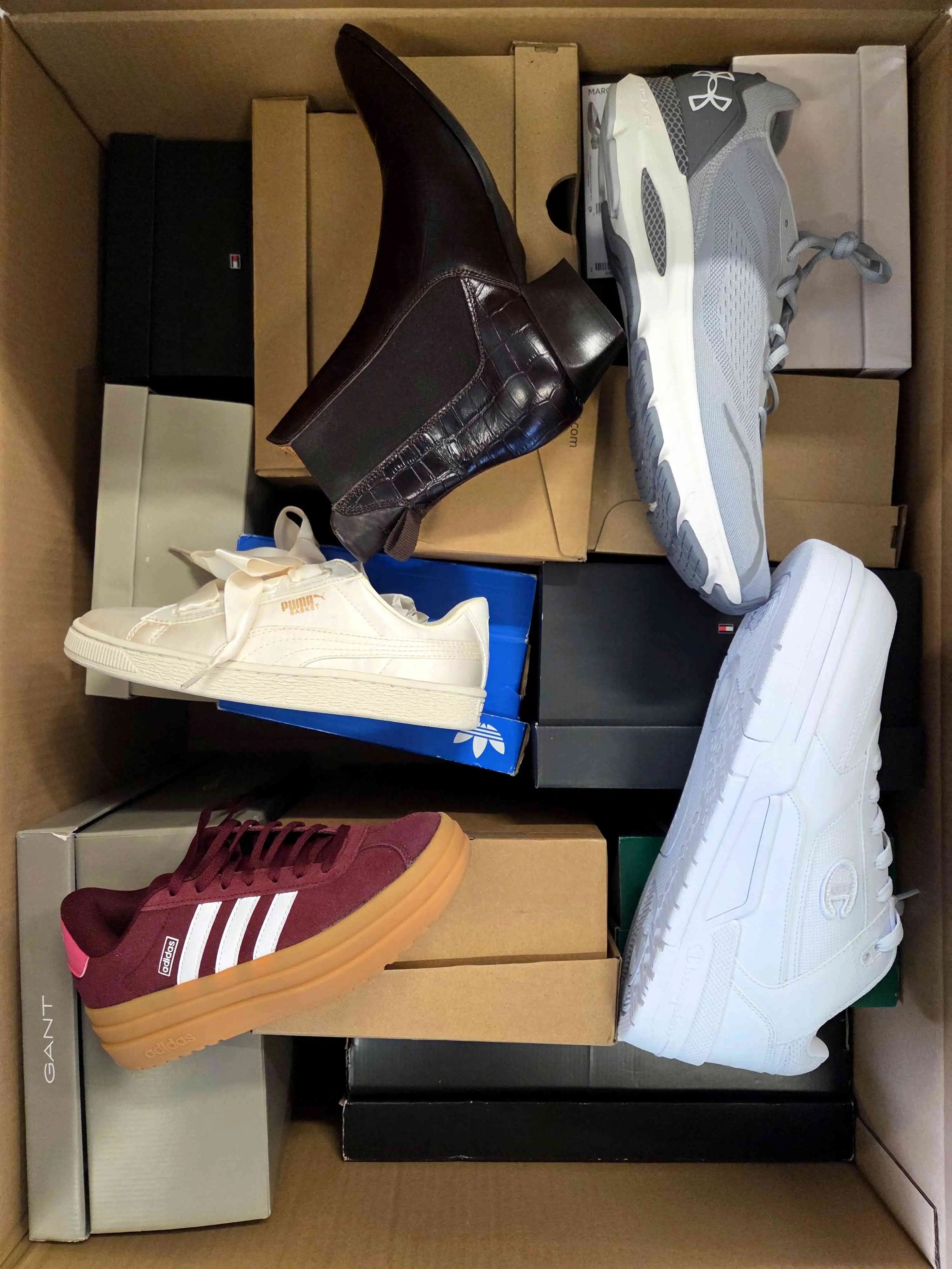 BS3040 3 The photo shows a package with footwear in the category BS.