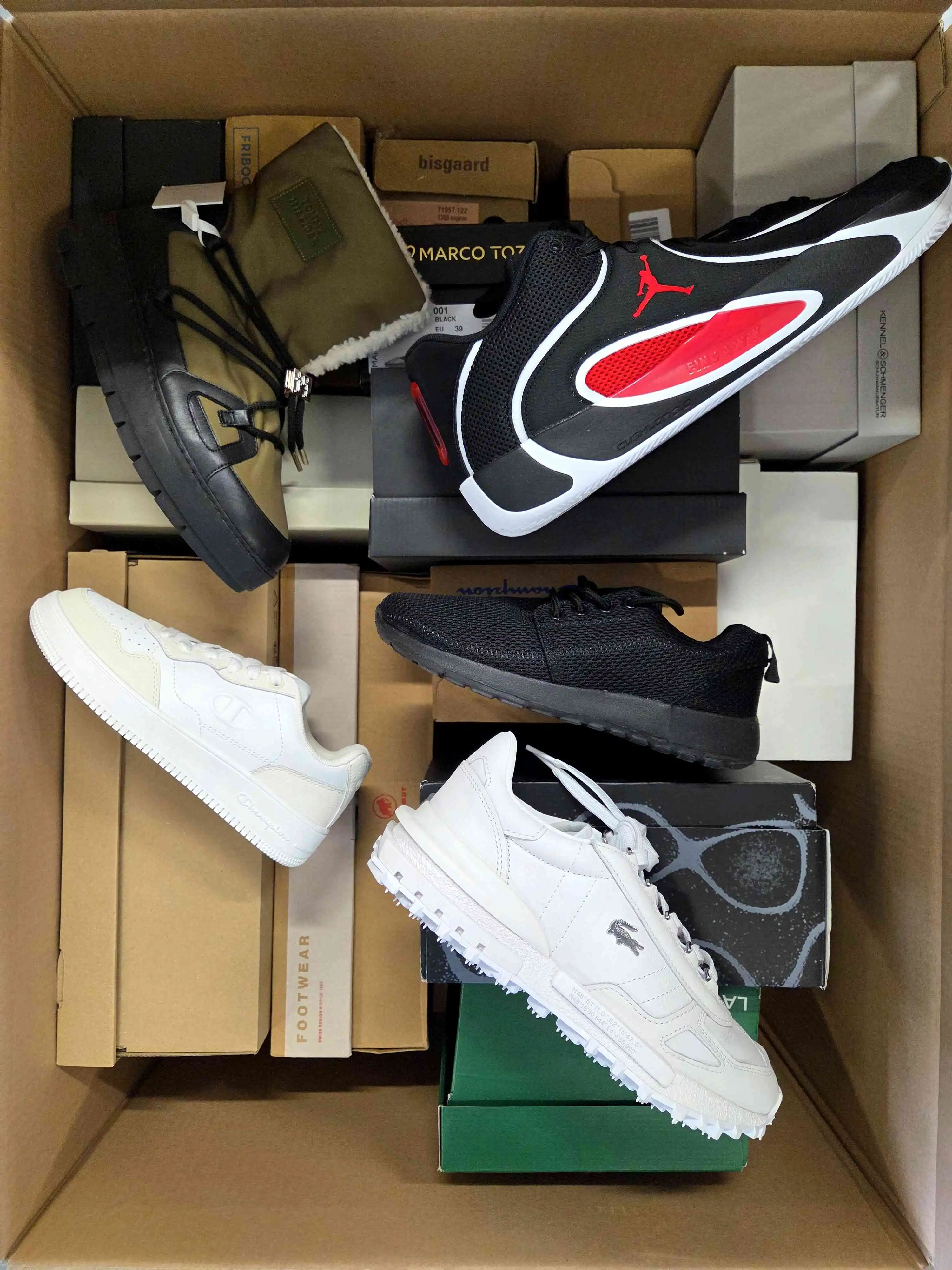 BS3042 3 The photo shows a package with footwear in the category BS.
