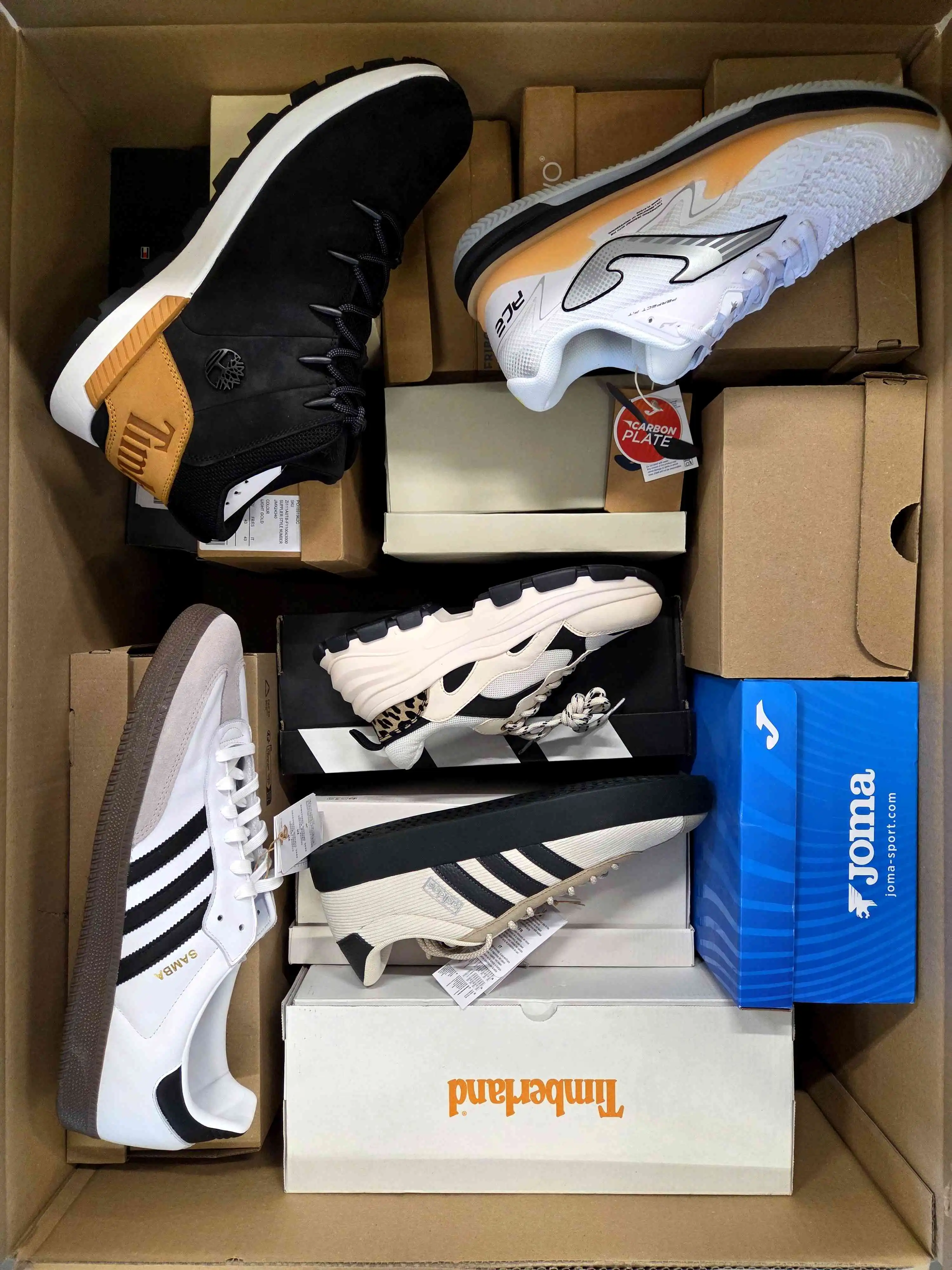 BS3051 3 The photo shows a package with footwear in the category BS.
