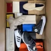 The photo shows a package with footwear in the category BS.