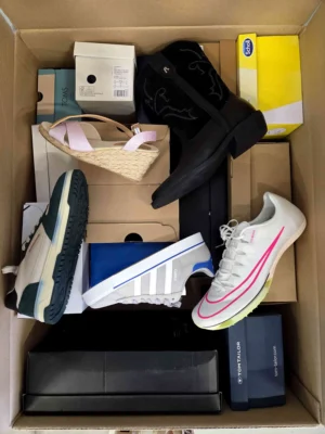 The photo shows a package with footwear in the category BS.