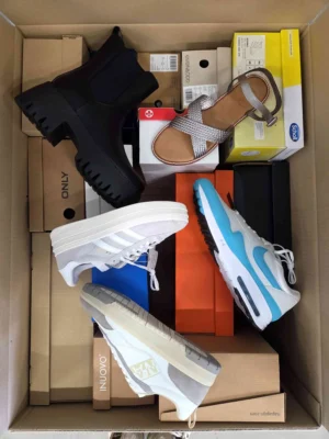 The photo shows a package with footwear in the category BS.