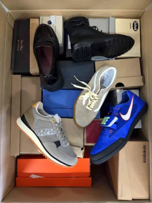 The photo shows a package with footwear in the category BS.