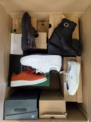 The photo shows a package with footwear in the category BS.