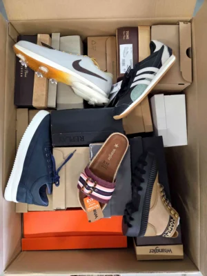 The photo shows a package with footwear in the category BS.