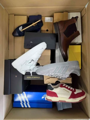 The photo shows a package with footwear in the category BS.