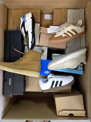 The photo shows a package with footwear in the category BS.