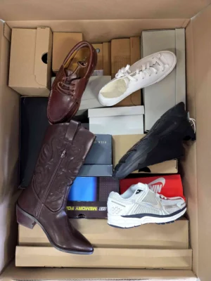 The photo shows a package with footwear in the category BS.