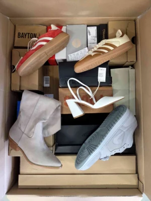 The photo shows a package with footwear in the category BS.