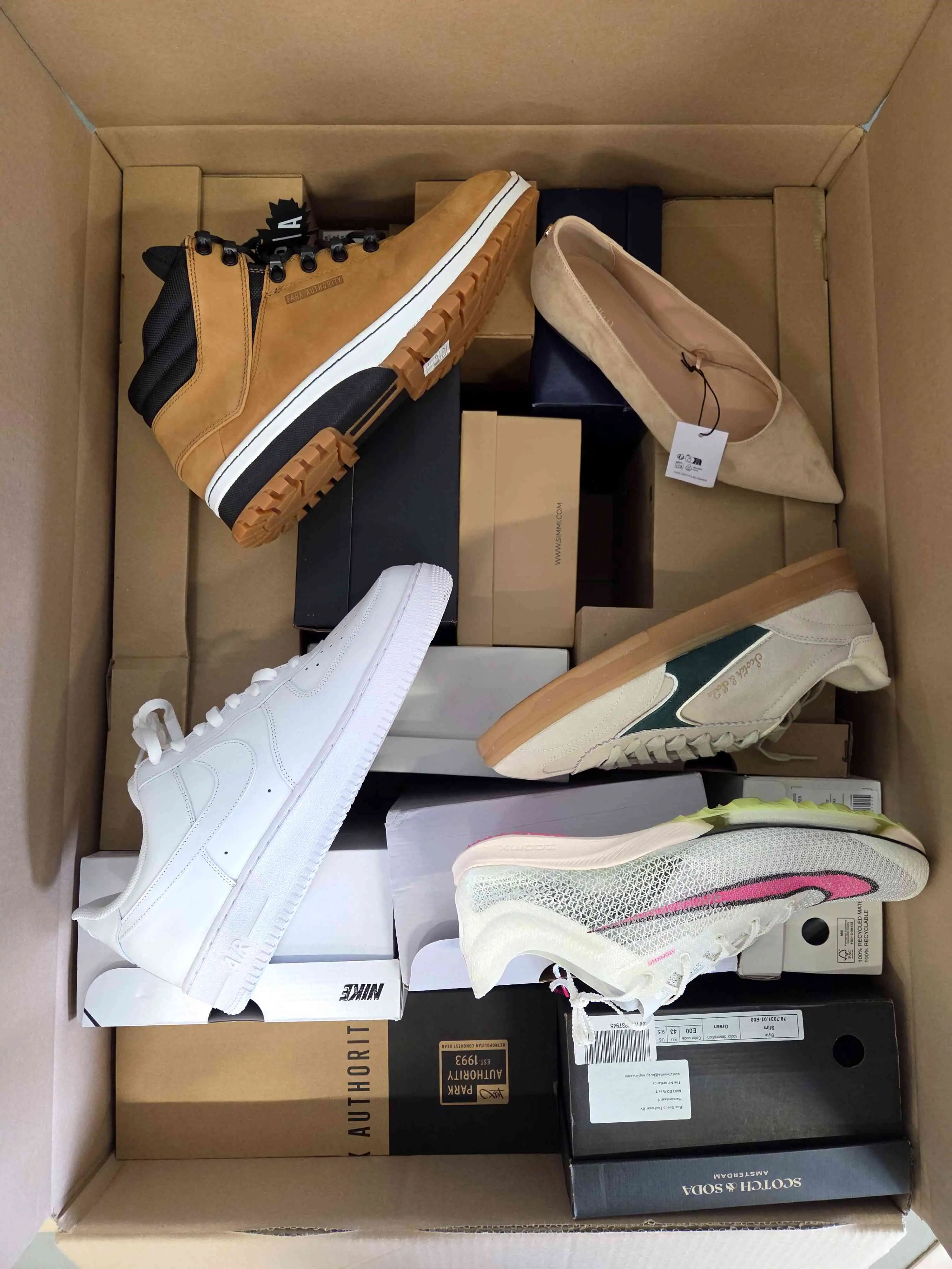 BS3075 3 The photo shows a package with footwear in the category BS.