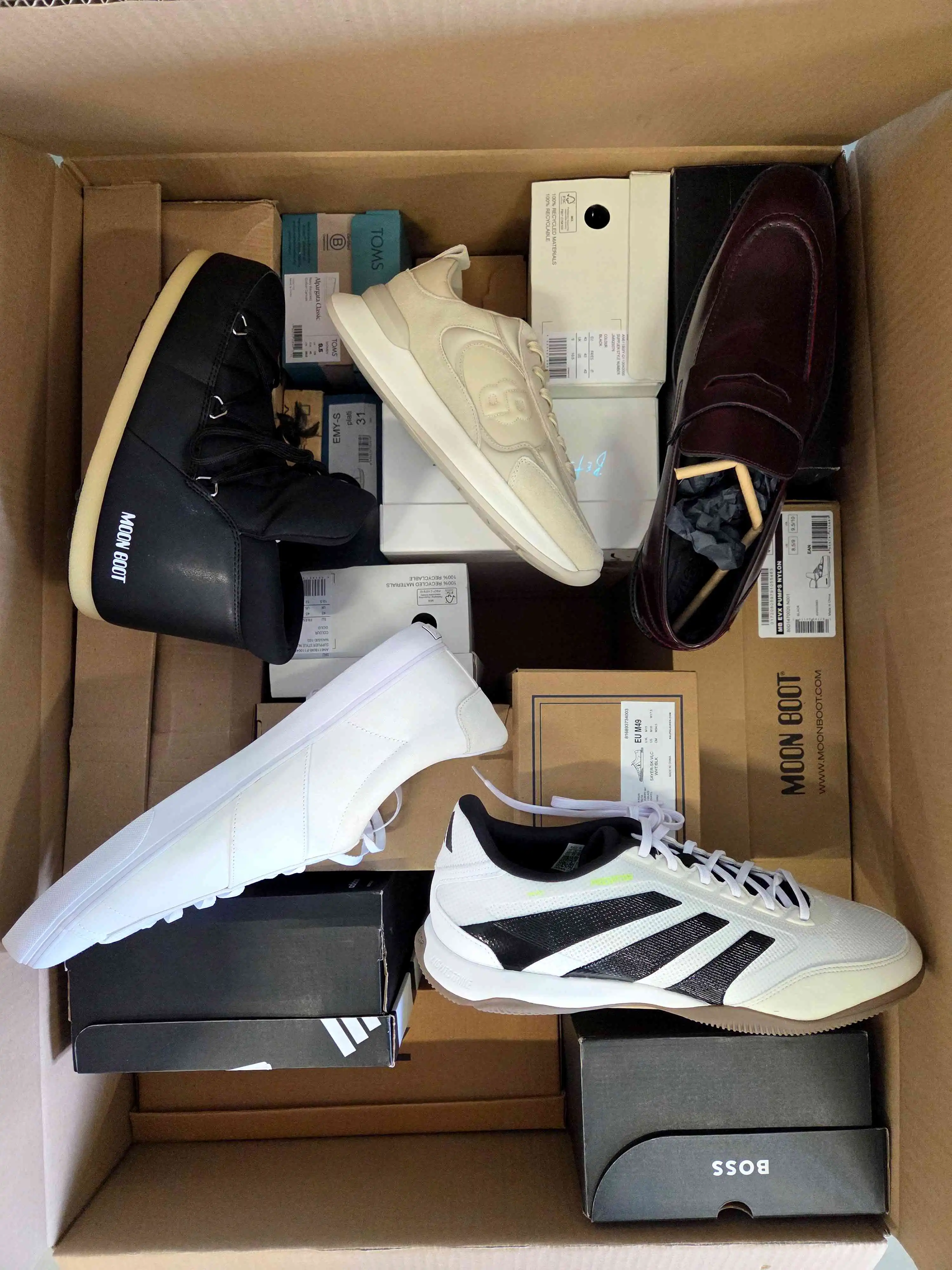 BS3077 3 The photo shows a package with footwear in the category BS.