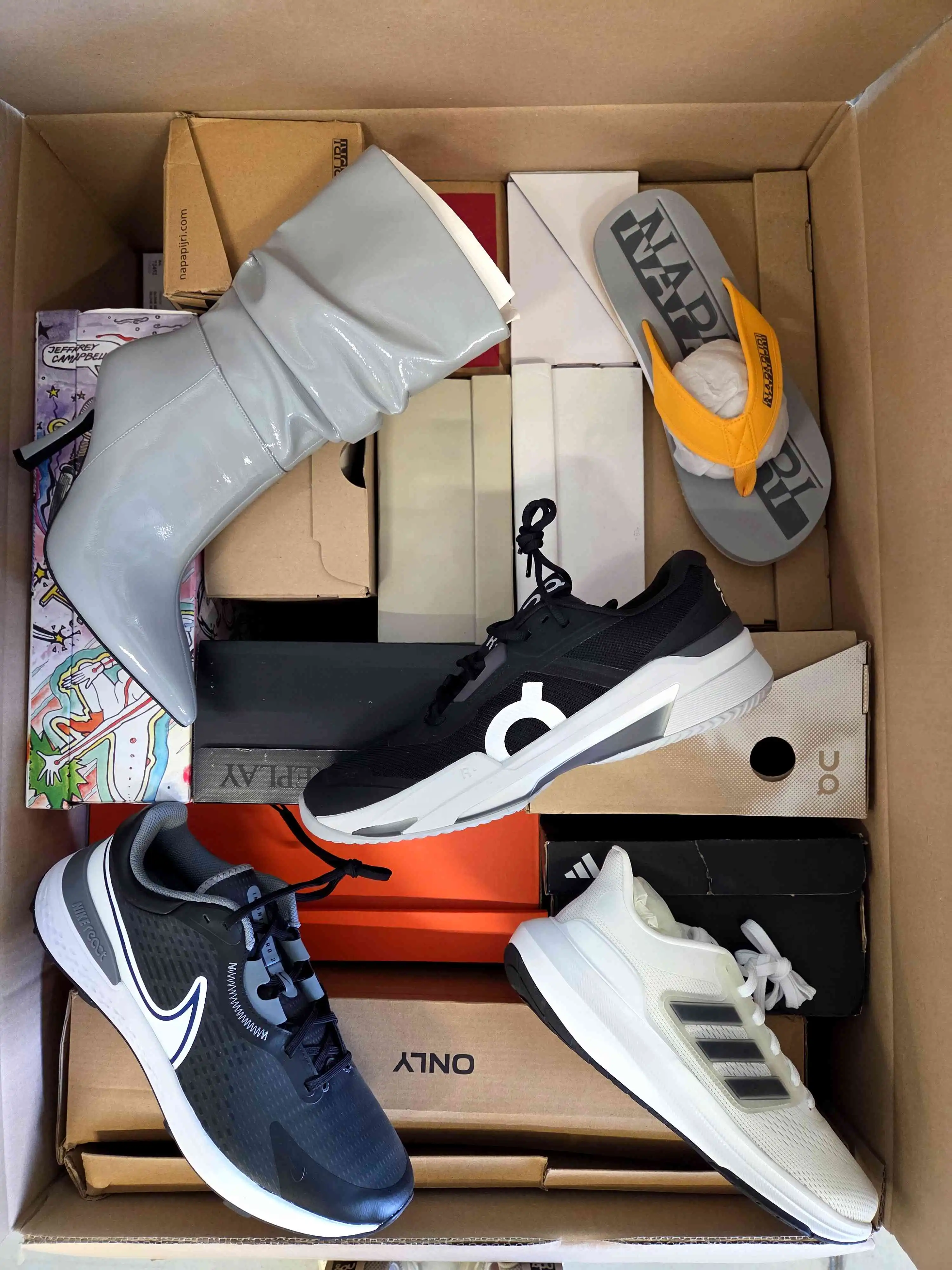 BS3079 3 The photo shows a package with footwear in the category BS.