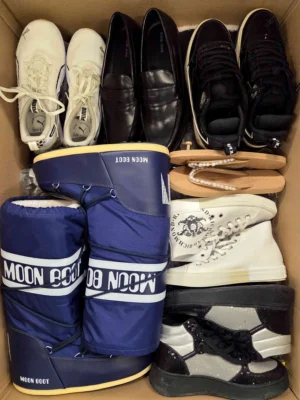 The photo shows a package with footwear in the category BSU.