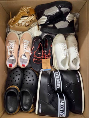 The photo shows a package with footwear in the category BSU.