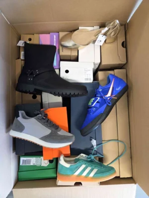 The photo shows a package with footwear in the category BS.