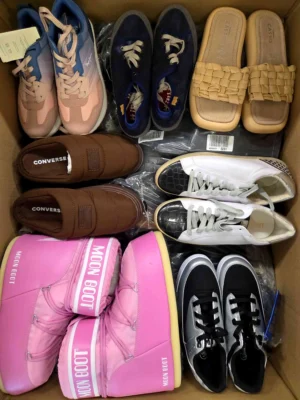 The photo shows a package with footwear in the category BSU.