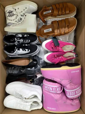The photo shows a package with footwear in the category BSU.