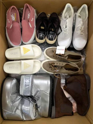 The photo shows a package with footwear in the category BSU.