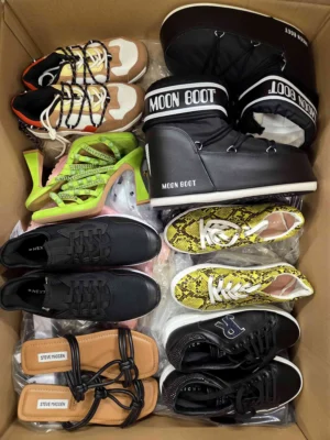 The photo shows a package with footwear in the category BSU.