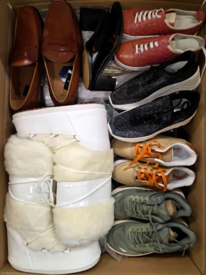 The photo shows a package with footwear in the category BSU.