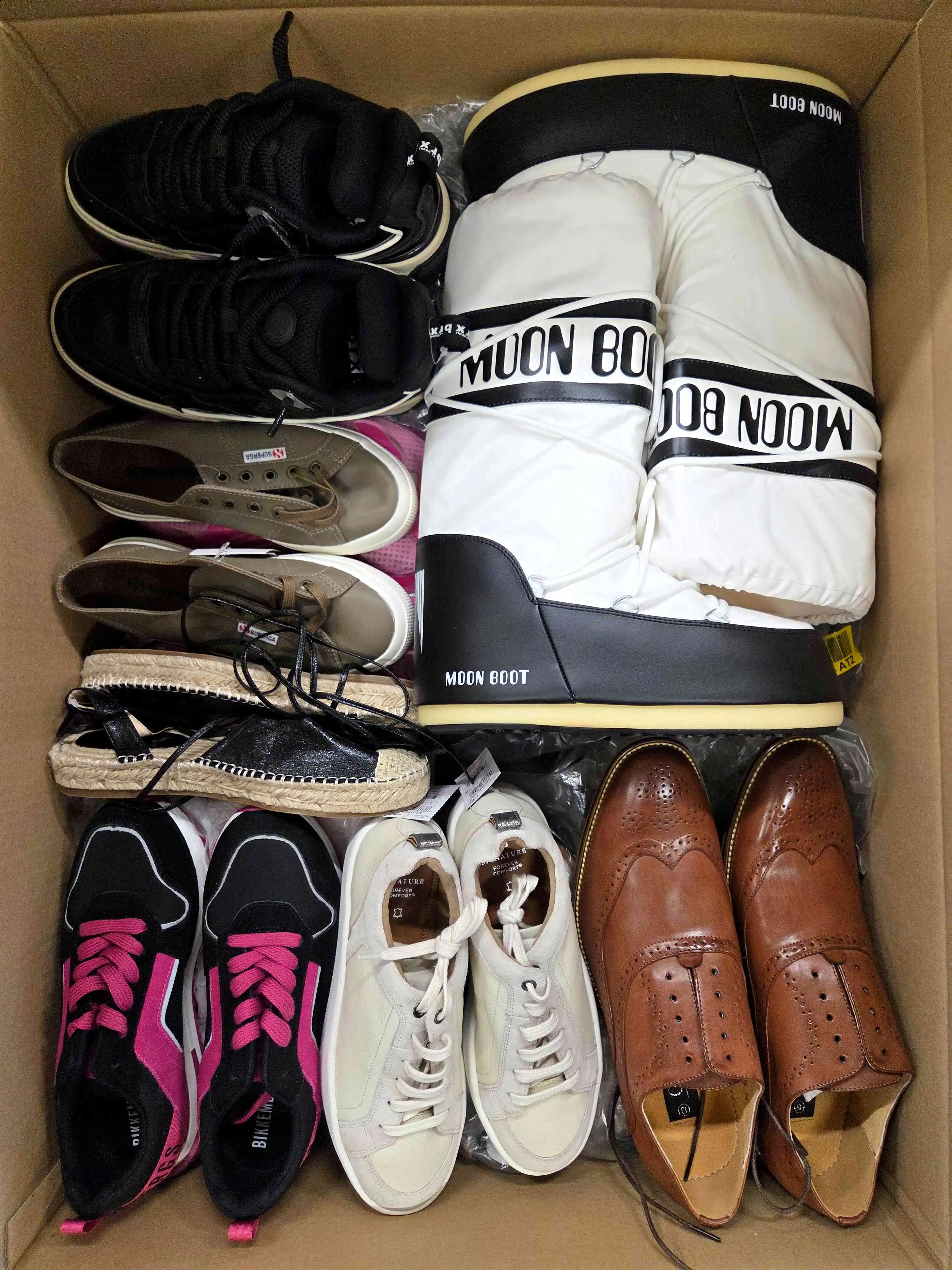 BSU325 3 The photo shows a package with footwear in the category BSU.
