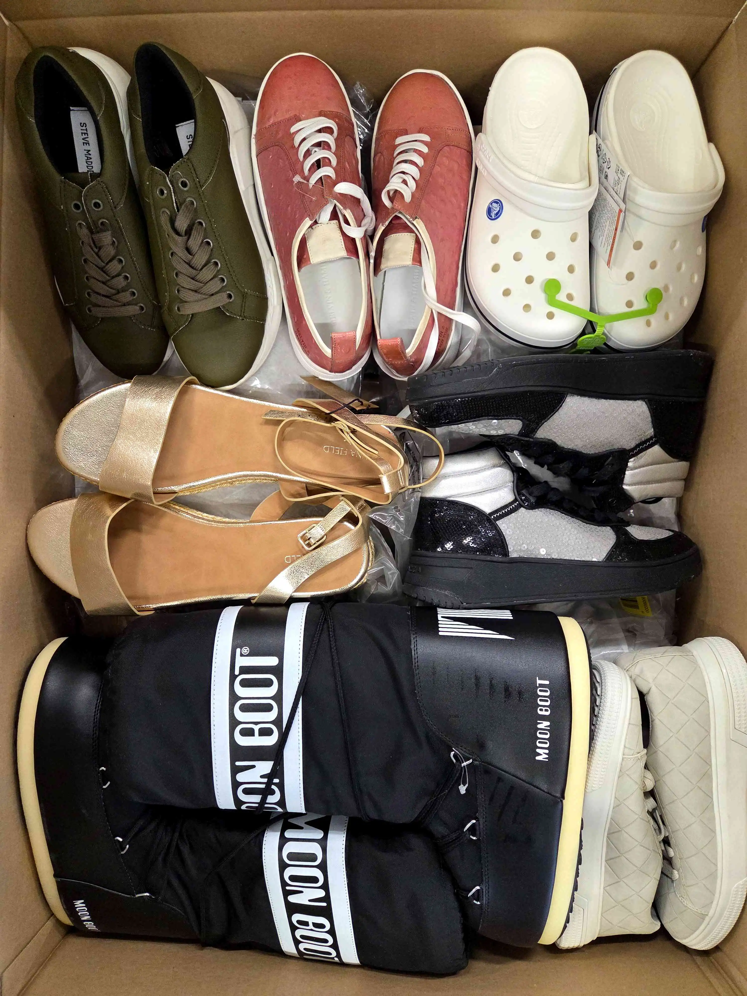 BSU329 3 The photo shows a package with footwear in the category BSU.