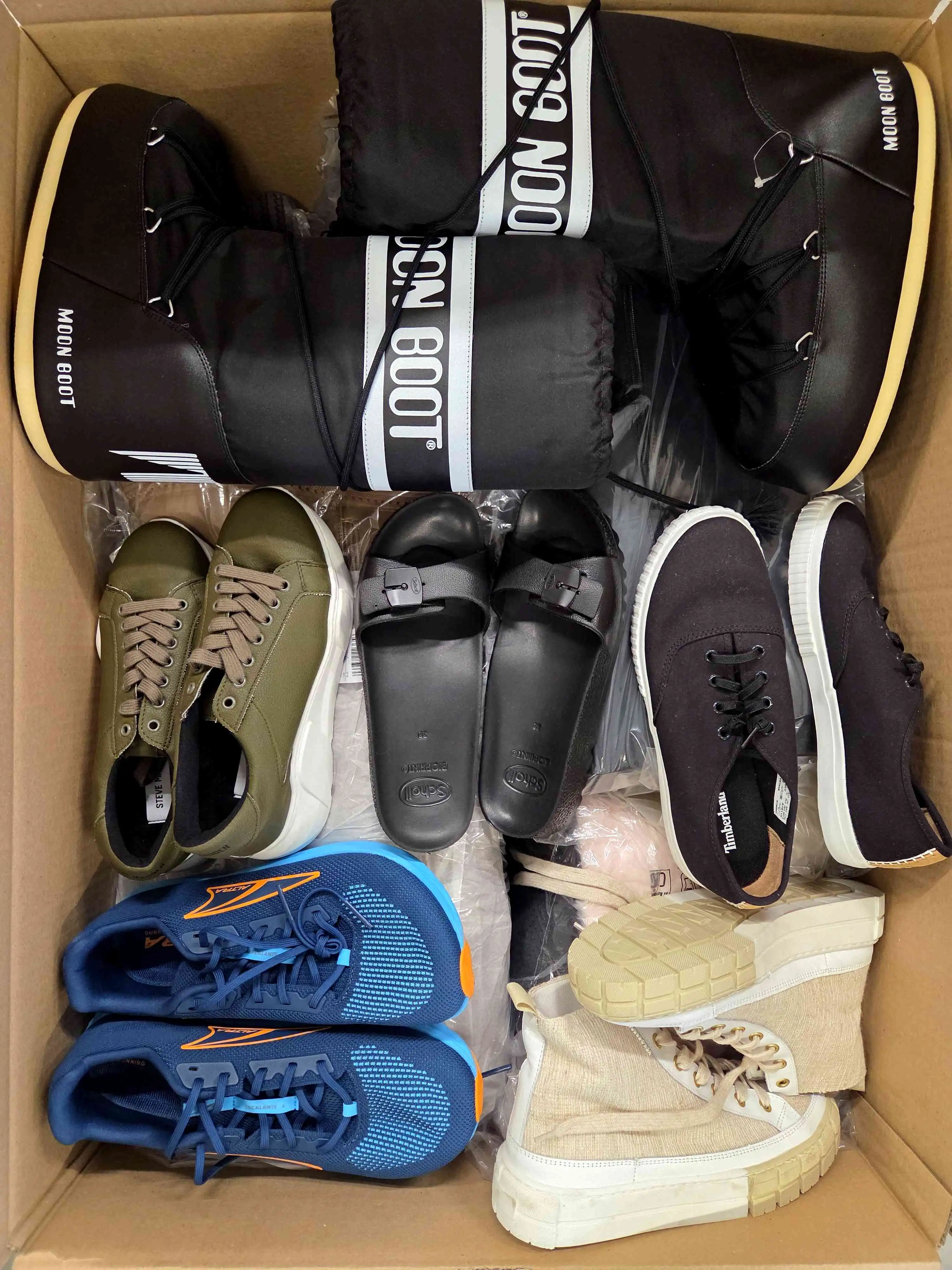 BSU331 3 The photo shows a package with footwear in the category BSU.