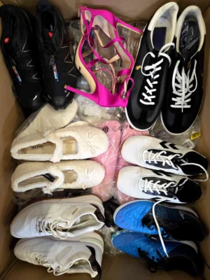 The photo shows a package with footwear in the category BSU.