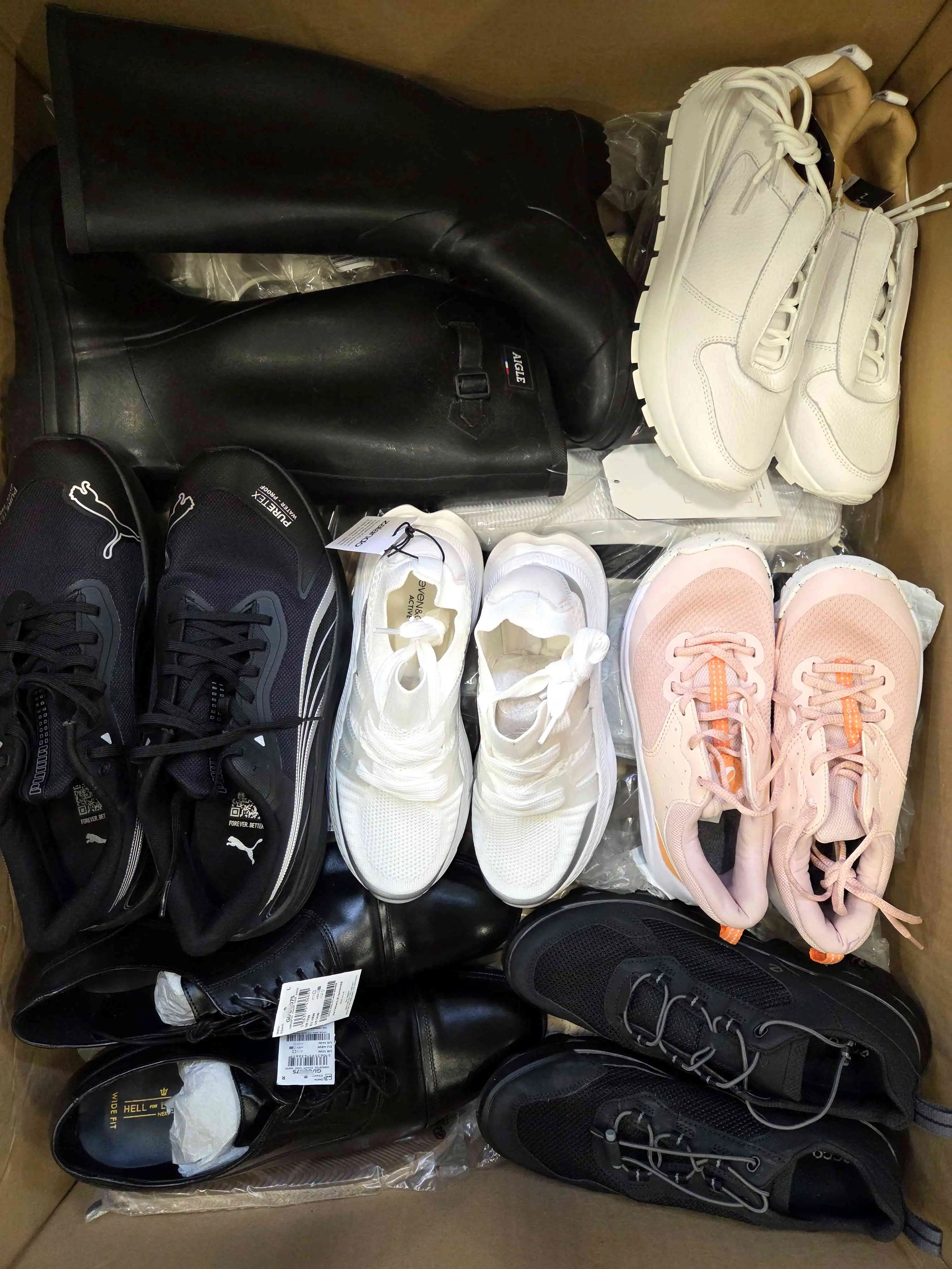 BSU342 3 The photo shows a package with footwear in the category BSU.