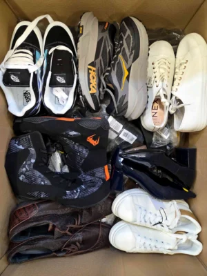 The photo shows a package with footwear in the category BSU.