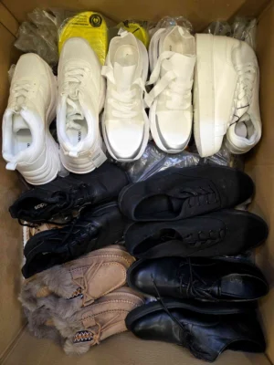 The photo shows a package with footwear in the category BSU.
