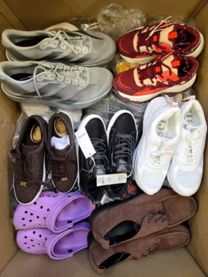 The photo shows a package with footwear in the category BSU.