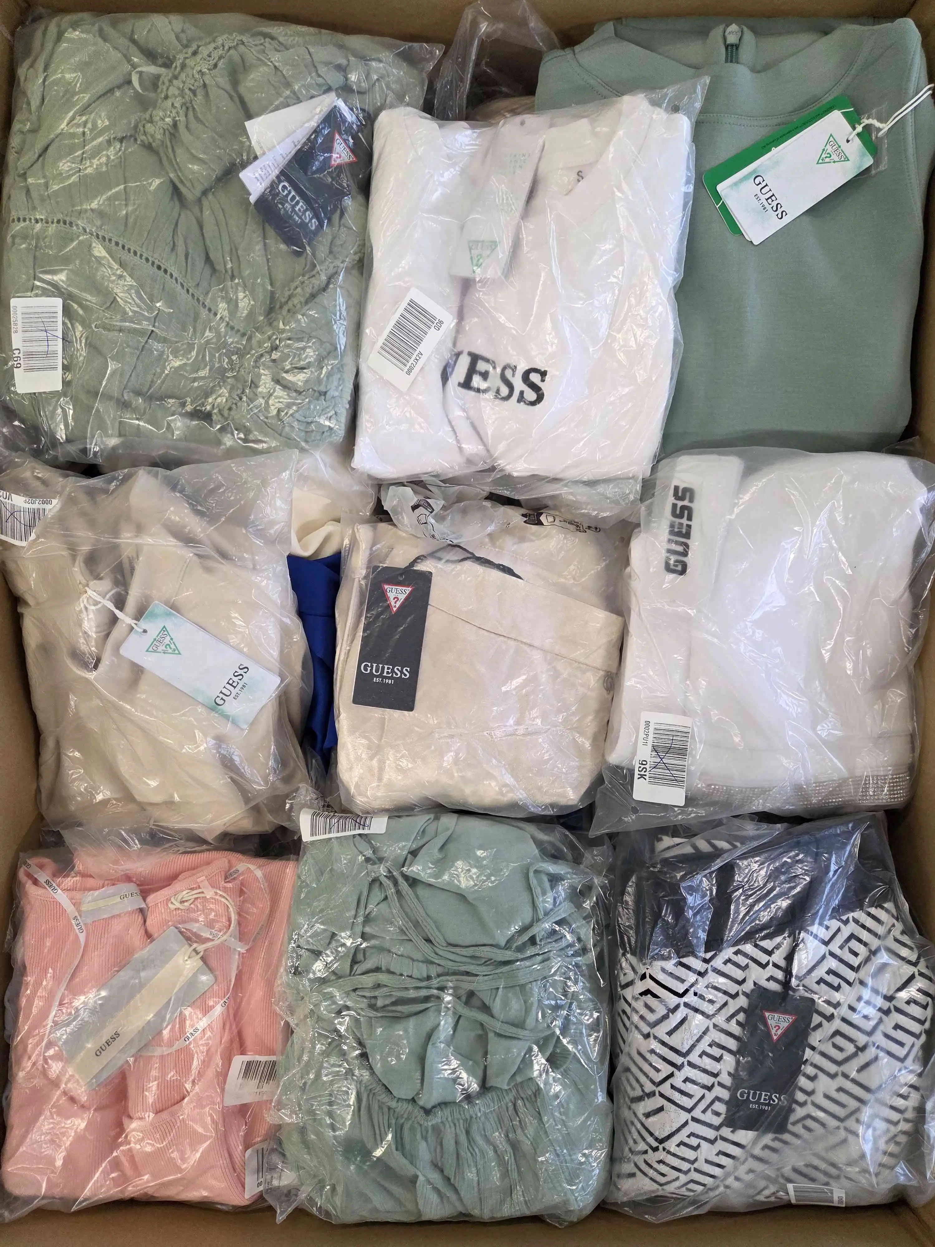 GB352 3 The photo shows a package with clothing in the category B.