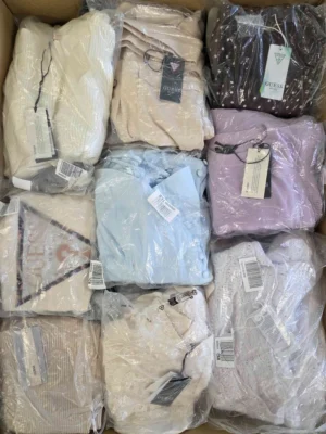 The photo shows a package with clothing in the category B.