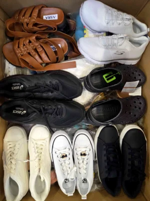 The photo shows a package with footwear in the category BSU.