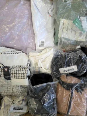 The photo shows a package with clothing in the category B.